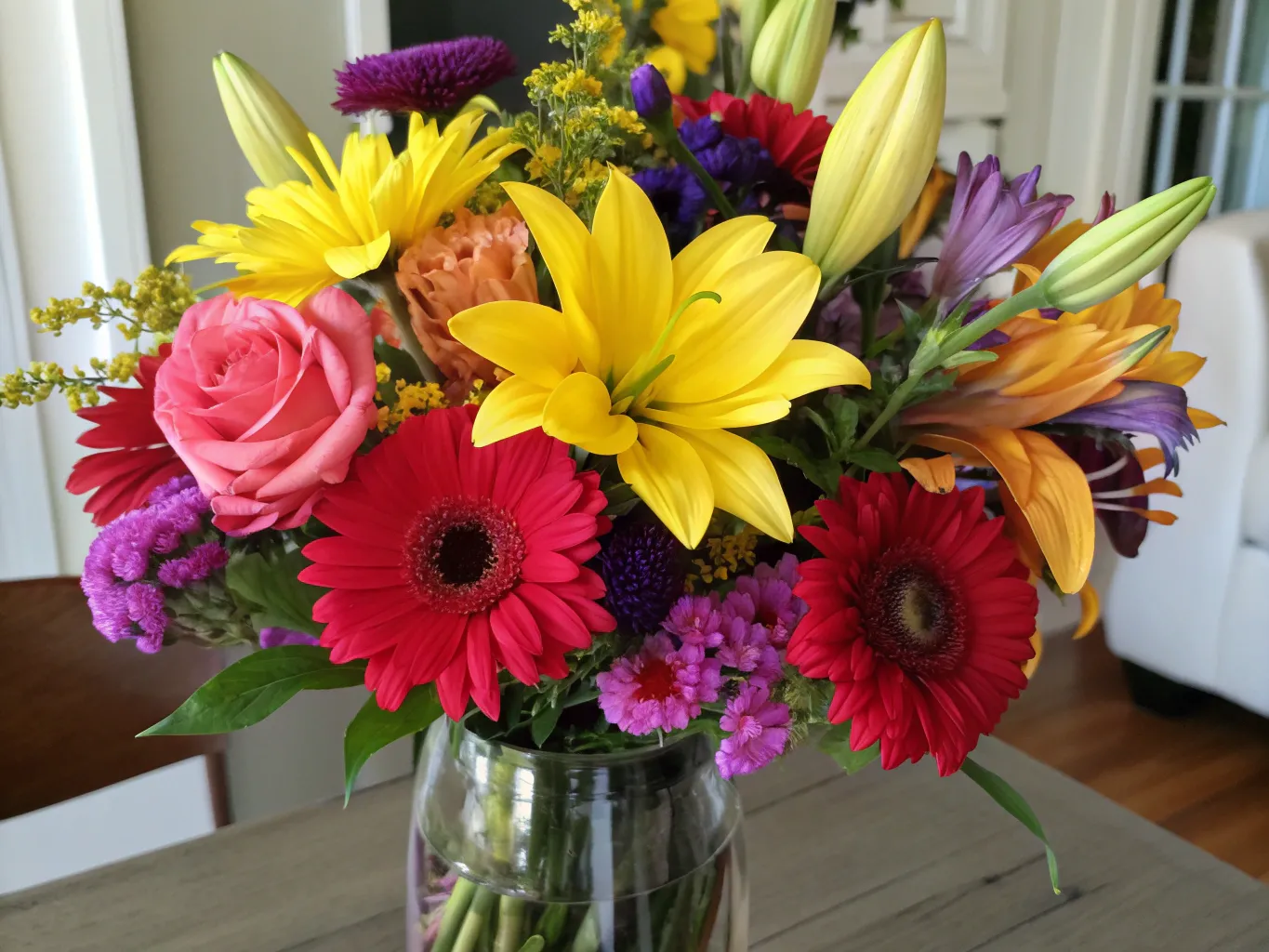 Farverig buket med sæsonens blomster